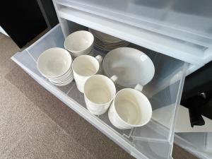 Kemudahan buat kopi dan teh di bHOTEL Kaniwasou 201 2BR Apt, Near Itsukushima Shrine, For 12 Ppl
