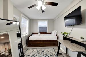 een slaapkamer met een bed en een flatscreen-tv bij Tampa Delight Modern 2 Bedroom Retreat in Tampa