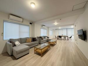 Ruang duduk di bHOTEL Kaniwasou 201 2BR Apt, Near Itsukushima Shrine, For 12 Ppl