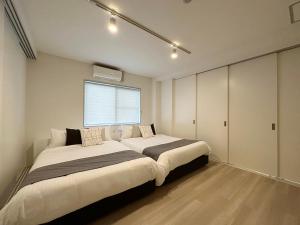 Katil atau katil-katil dalam bilik di bHOTEL Kaniwasou 201 2BR Apt, Near Itsukushima Shrine, For 12 Ppl
