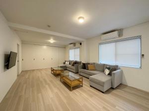 Televisyen dan/atau pusat hiburan di bHOTEL Kaniwasou 201 2BR Apt, Near Itsukushima Shrine, For 12 Ppl
