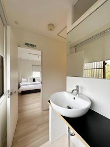 Katil atau katil-katil dalam bilik di bHOTEL Kaniwasou 201 2BR Apt, Near Itsukushima Shrine, For 12 Ppl