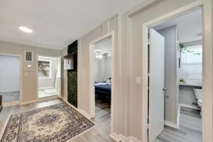 een hal met een deur naar een slaapkamer bij Tampa Delight Modern 2 Bedroom Retreat in Tampa