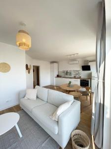 uma sala de estar com um sofá branco e uma mesa em Sun Waves Beach Apartment em Portimão