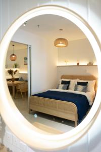 1 dormitorio con 1 cama grande en un espejo en The Nest at The Shore KK CBD Seaview with Balcony, en Kota Kinabalu