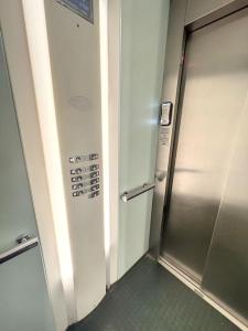 einen Aufzug in einem Flugzeug mit einer Metalltür in der Unterkunft Appartement front de mer in Bray-Dunes