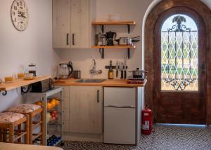 Η κουζίνα ή μικρή κουζίνα στο Charming villa with private pool