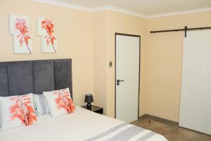 Giường trong phòng chung tại Rental Flat in Maseru