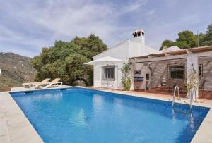 een zwembad voor een huis bij Casa Mañana, 365-Rentals in Torrox
