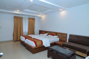 Vuode tai vuoteita majoituspaikassa Hotel Vaishnavi Grand