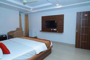 Vuode tai vuoteita majoituspaikassa Hotel Vaishnavi Grand