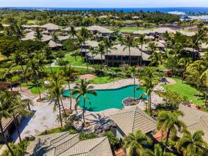 una vista aérea de un complejo con piscina y palmeras en Mauna Lani Fairways 801, en Waikoloa