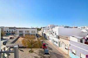 une vue aérienne sur une rue de la ville avec des bâtiments dans l'établissement Casa Mar-a-vila, à Olhão