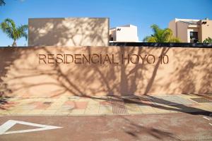 a sign for aresketial zoo on a wall at Apartamento Villanueva Golf in Puerto Real