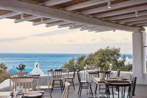 un restaurante con vistas al océano en Pietra e Mare - Mykonos Moments en Kalo Livadi