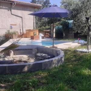 Bazén v ubytování Domaine de Cozance chambres d'hôtes et gîte - piscine mini-ferme nebo v jeho okolí