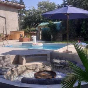 Bazén v ubytování Domaine de Cozance chambres d'hôtes et gîte - piscine mini-ferme nebo v jeho okolí