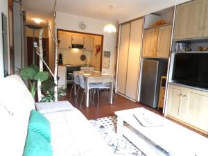 Kuchyňa alebo kuchynka v ubytovaní Studio Confort 4 Personnes avec Balcon, Parking et Casier à Ski - Saint-Lary-Soulan - FR-1-457-305
