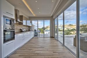 Kuchyň nebo kuchyňský kout v ubytování Villa Dea - By Luxury Villas Malta