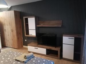 Un pat sau paturi într-o cameră la Apartman Ika 3N
