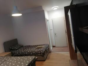 Un pat sau paturi într-o cameră la Apartman Ika 3N