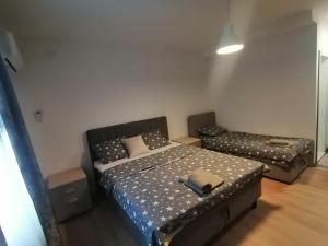 Un pat sau paturi într-o cameră la Apartman Ika 3N