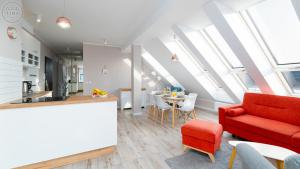 a kitchen and a living room with skylights at Apartamenty Good Time - Ale Widok! in Szklarska Poręba