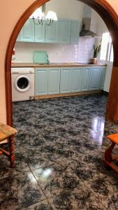 een keuken met een wastafel en een wasmachine bij CASA RURAL MARY in San Miguel de Abona