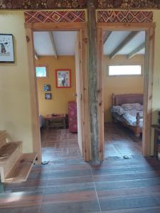 ein Zimmer mit offener Tür in einem Haus in der Unterkunft Cabaña de Alejandro in La Paloma