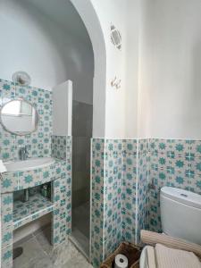 LXR Canggu 2HAB recientemente reformado في تريفة: حمام مزود بحوض ومِرآة