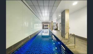 una piscina con acqua blu in un edificio di Hi 5 star Adelaide City Luxury Oasis a Adelaide