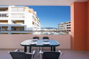 une table et des chaises sur le balcon d'un bâtiment dans l'établissement Holiday Apartment Portimão, à Portimão