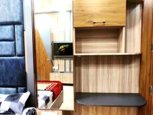 Premium Homestay Near Banke Bihari Ji with Power Backup - Free WiFi - Washing Machine etc的电视和/或娱乐中心