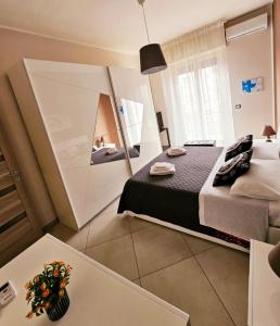 ein Schlafzimmer mit einem großen Bett und einem Spiegel in der Unterkunft LU&TO HOUSE CATANIA in Catania