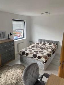 - une chambre avec un lit, un bureau et une chaise dans l'établissement 2 Bed Beach-House. Footsteps to Seafront & SA1 Marina, à Swansea
