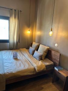 1 dormitorio con 1 cama con 2 almohadas en NH (Njato Hôtel), en Antananarivo