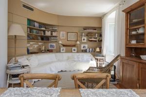 ein Wohnzimmer mit einem weißen Sofa und Stühlen in der Unterkunft Portofino Above the Sea in Portofino