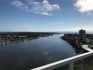 vistas al río desde el balcón de un edificio en Vista Inacreditável Por do SOL en Tramandaí