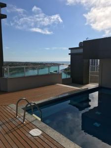 特拉曼達伊的住宿－Vista Inacreditável Por do SOL，建筑物屋顶上的游泳池