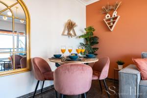 - une salle à manger avec une table, des chaises et un miroir dans l'établissement First line , Cosy and Comfortable + Swimming pool, à Torremolinos