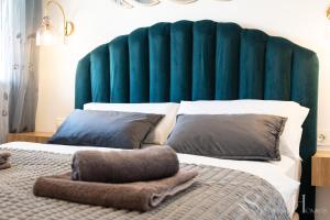 - un lit avec une grande tête de lit verte dans une chambre dans l'établissement First line , Cosy and Comfortable + Swimming pool, à Torremolinos