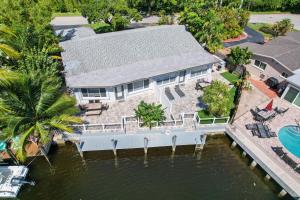 eine Luftansicht eines Hauses auf dem Wasser in der Unterkunft The Waterman's Retreat- 3 bedroom waterfront unit in Fort Lauderdale