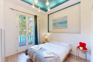 Un dormitorio con una cama grande y una ventana en Loft Victor Hugo 73 Fshh en Niza