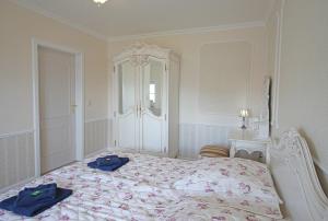 una camera da letto con un letto con due asciugamani blu sopra di Villa Katharina a Sassnitz