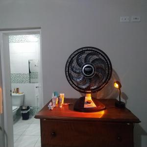 圣塞巴斯蒂安Sobrado Refúgio do Mar - Aconchego e Conforto perto das Praias的木桌上的小风扇 更多70张照片