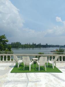 een groep stoelen en een tafel op een patio bij Funky Crab The River in Krabi town