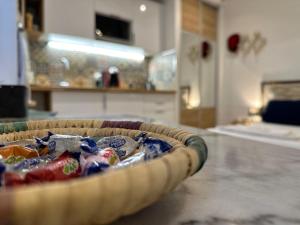 un panier de nourriture assis sur un comptoir dans une cuisine dans l'établissement Le studio d'Agathe centre historique - Confort & Calme, à Valence