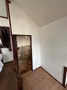 una camera con bagno interno con doccia di Phi Phi Private Beach Resort a Phi Phi Don