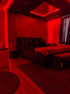 a red room with a bed and a couch at Pause Thermale in Herstal