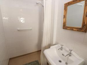 Et badeværelse på Hillside Holiday Cottage + 20 billeder
